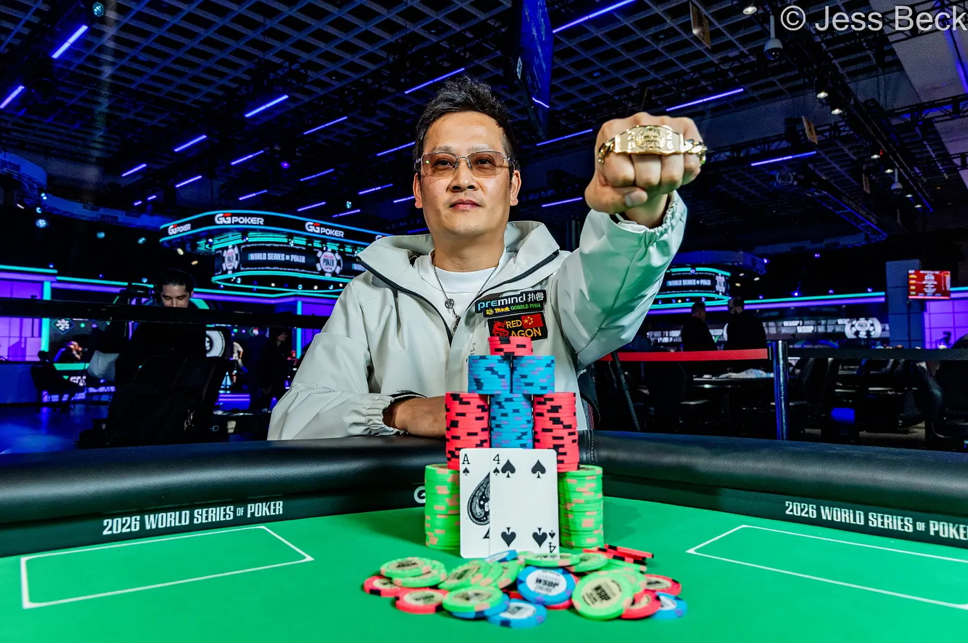 董乾荣获WSOP 10,000美元限池德州扑克锦标赛冠军，击败格雷泽夺得第二条金手链